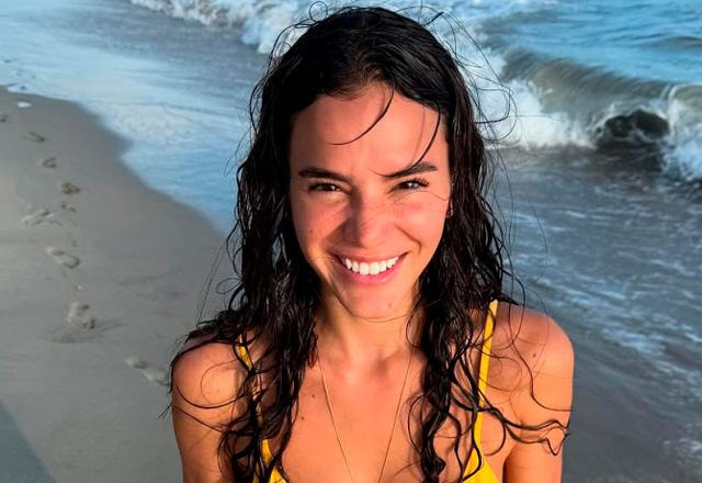 Bruna Marquezine posa para foto.