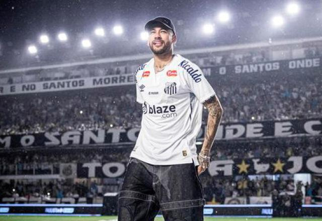 Neymar com a camisa do Santos