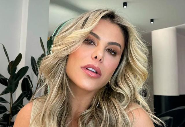 Poliana Rocha posa para foto.