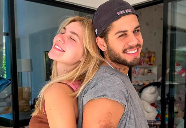 Virginia e Zé Felipe posam para foto.