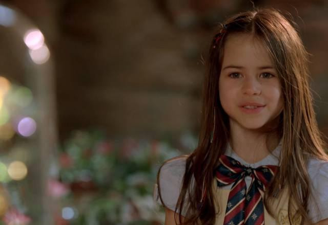 Anna olha para flor misteriosa na caverna