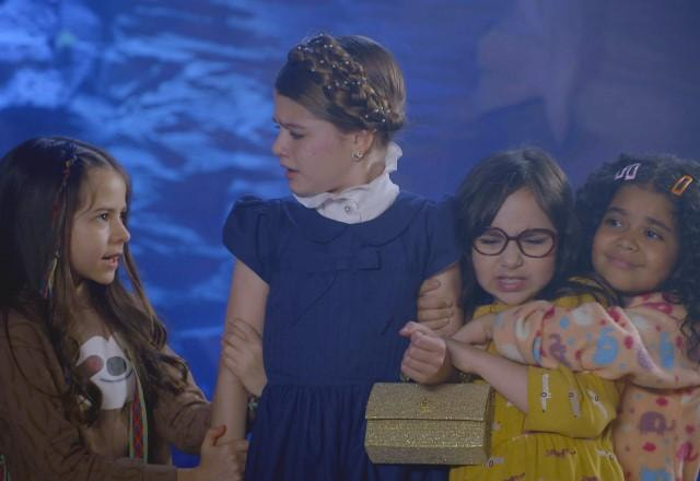 Lavínia com Anna, Manu e Isadora na caverna encantada