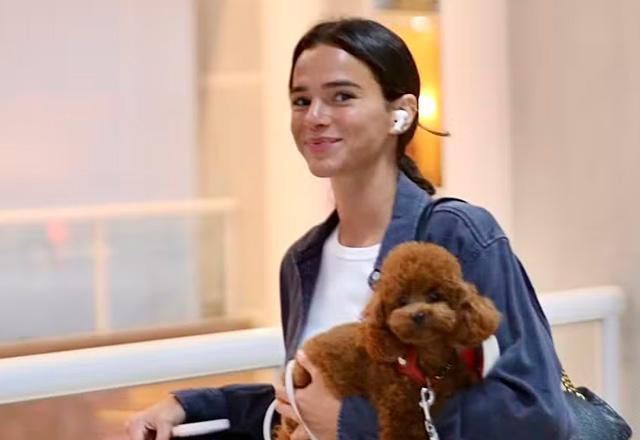 Bruna Marquezine no aeroporto com seu cachorrinho.