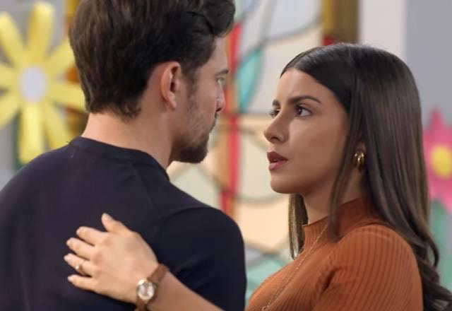 Gabriel e Pilar dançam no colégio