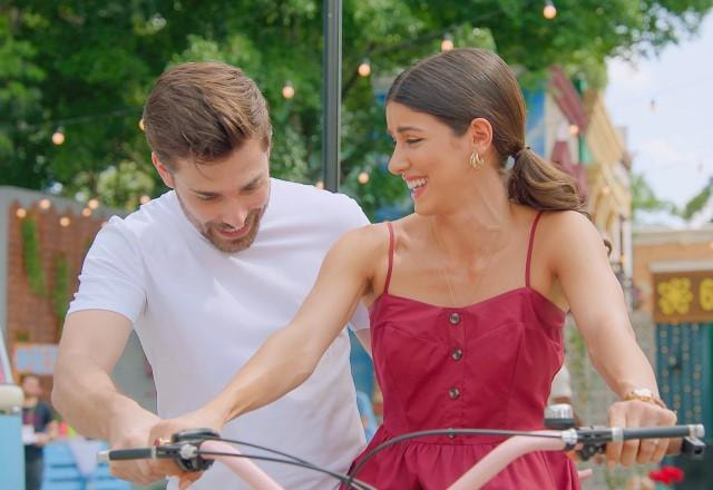Gabriel ensina Pilar a andar de bicicleta