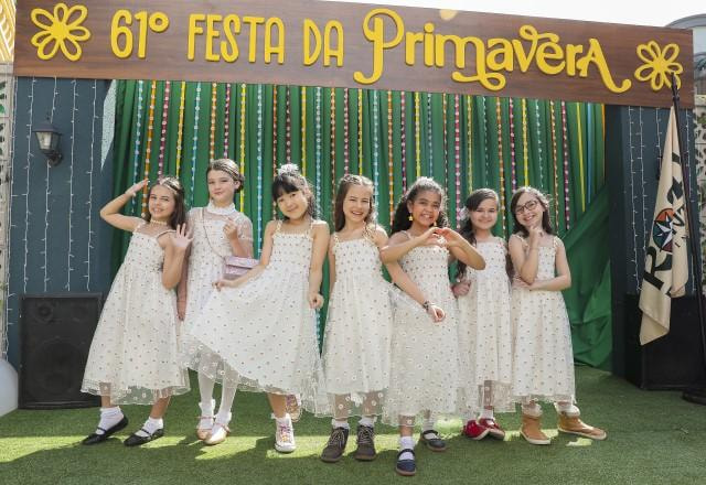Meninas se apresentam na Festa da Primavera