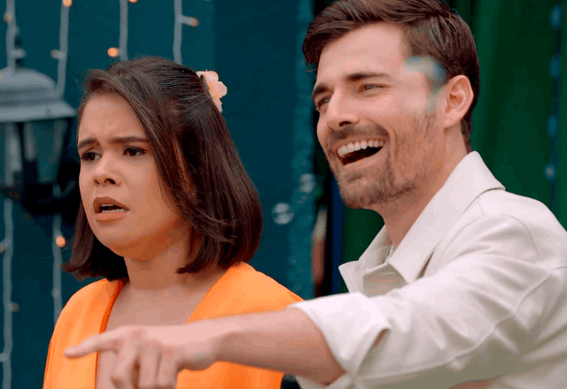 Gabriel avista Pilar chegando na Festa da Primavera