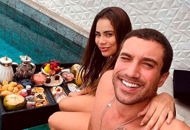 Lexa e Ricardo Vianna posam juntos para foto.