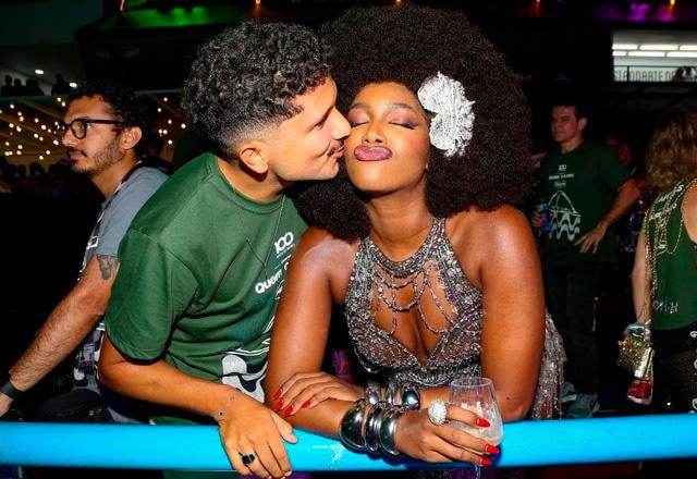 Yuri Lima e Iza posam juntos para foto.