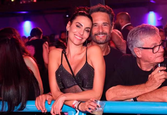 Rodrigo Santoro e Mel Fronckowiak posam juntos para foto.