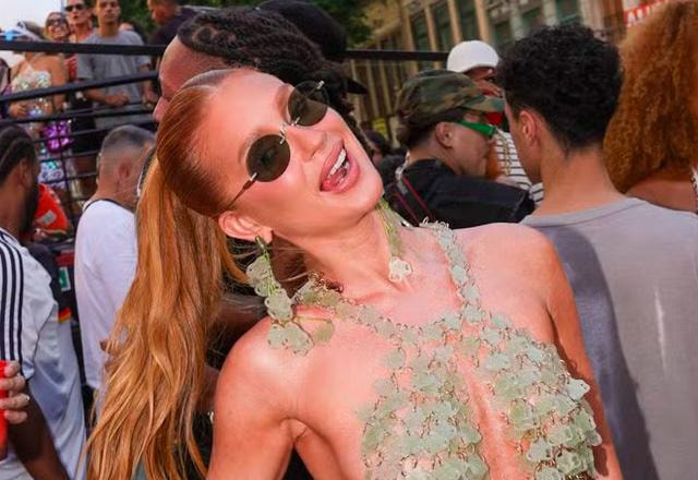 Marina Ruy Barbosa posa para foto durante Bloco da Anitta.
