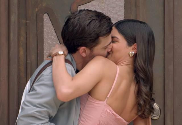 Pilar e Gabriel se beijam em frente à escola