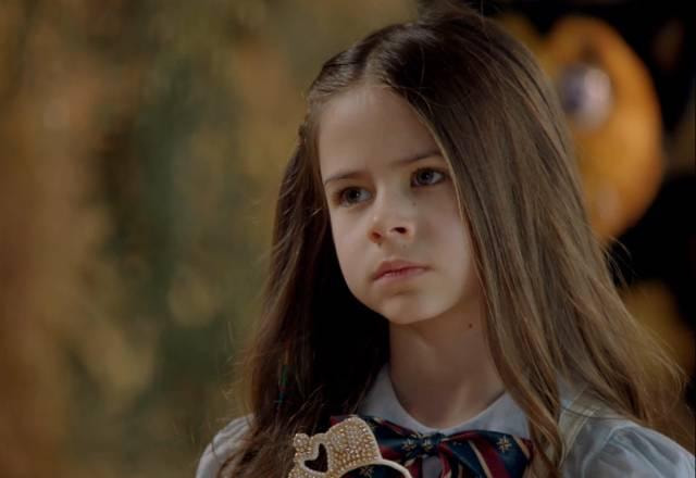 Anna com cara de brava dentro da caverna