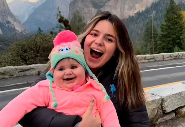 Viih Tube e a filha Lua posam para foto.