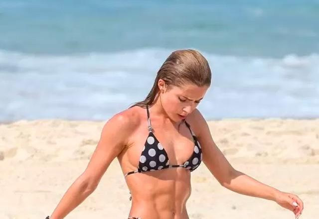 Jade Picon em praia do Rio de Janeiro.