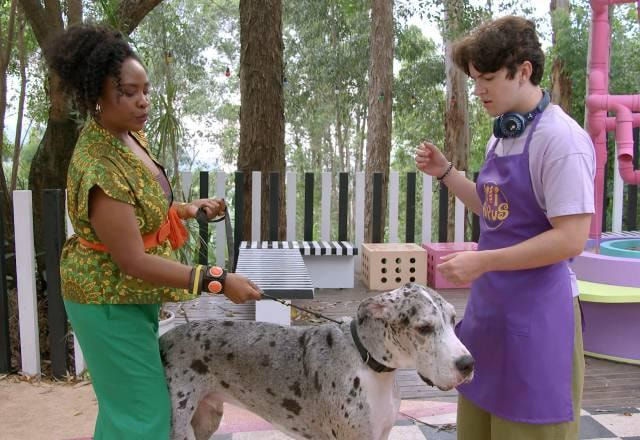 Thomas e Fafá ao lado de um cachorro da raça Dogue Alemão