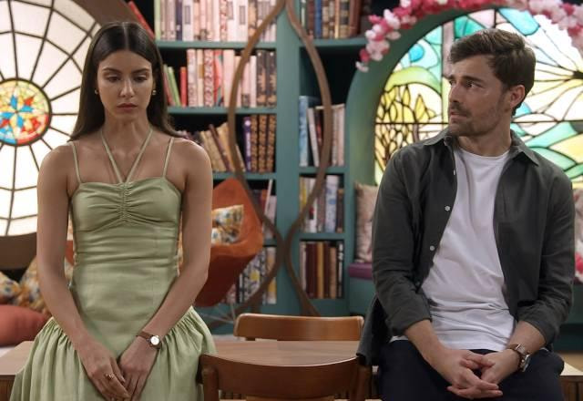 Pilar e Gabriel tristes olhando um para o outro