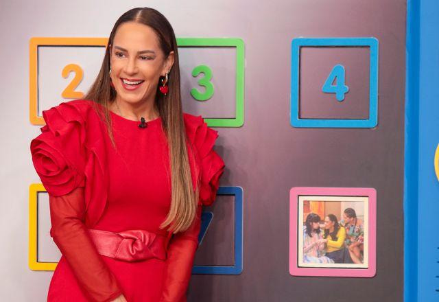 Silvia Abravanel ao lado de um painel com uma foto quadrada dela com as suas duas filhas