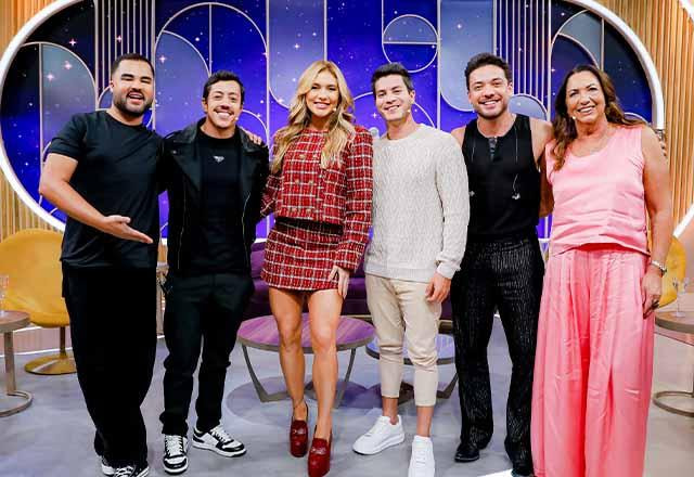 Lucas Guedez, Renato Albani, Virginia, Arthur Aguiar, Wesley Safadão e Margareth Serrão posam juntos para foto.