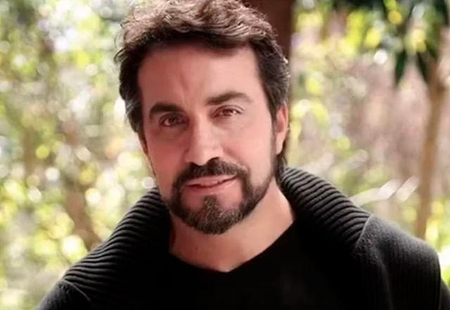 Padre Fábio de Melo posa para foto.