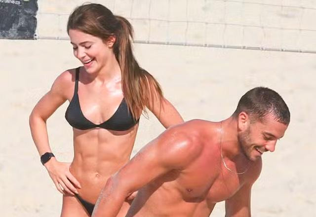 Jade Picon e André Lamoglia jogando futevôlei.