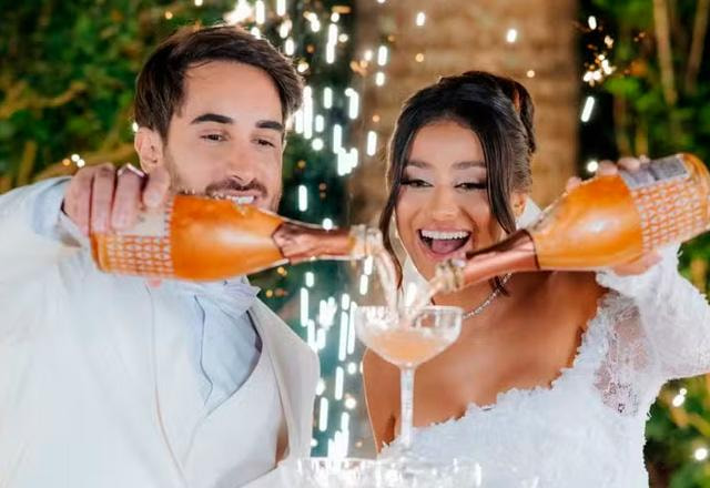 Diogo Melim e Nanda Caroll durante casamento.