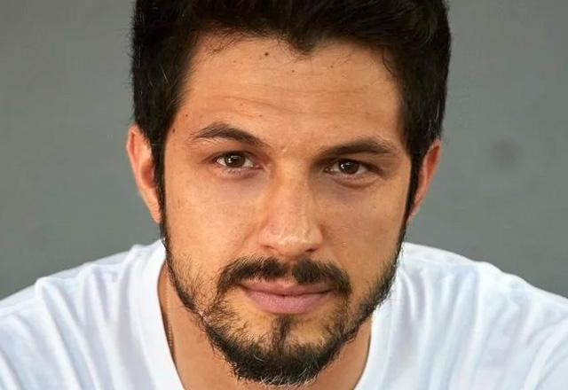 Romulo Estrela posa para foto.