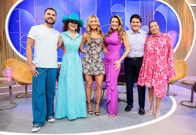 Lucas Guedez, Paula Fernandes, Virginia, Elaine Mickely, Cesar Filho e Margareth Serrão posam juntos para foto.