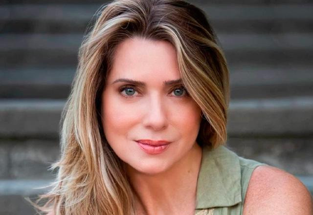 Letícia Spiller posa para foto.