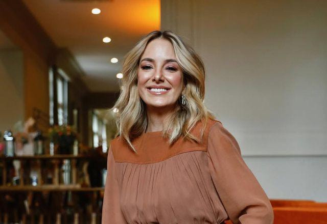 Ticiane Pinheiro celebra 49 anos com festão e ausência de Tralli gera burburinho