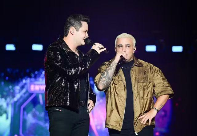 Cantor Kauan leva tombo durante show e reage com bom humor: 'Vai virar meme'