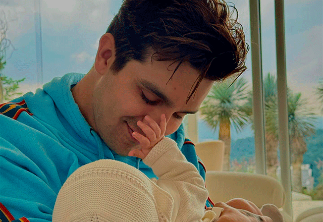 Luan Santana com a filha no colo