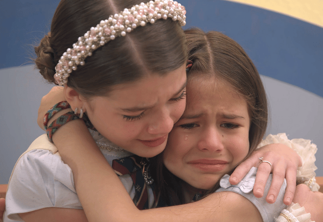 Anna e Lavínia chorando abraçadas