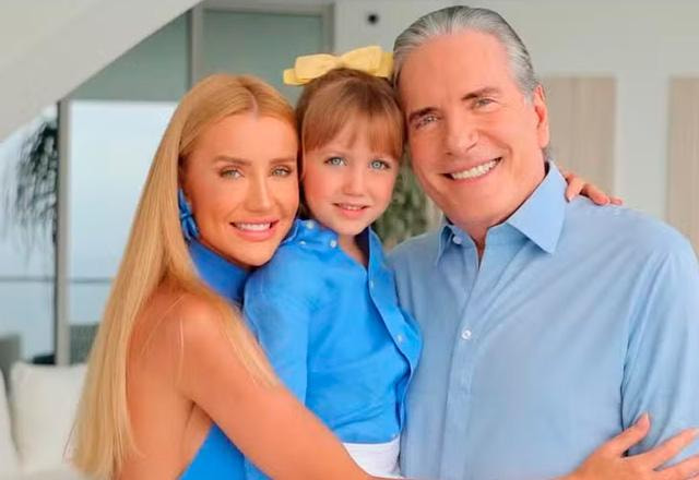 Ana Paula Siebert, Vick Justus e Roberto Justus posam juntos para foto.