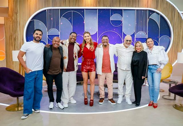 Lucas Guedez, Toninho Tornado, integrantes do Samba 90, Virginia, Margareth Serrão e Claudete Troiano posam juntos para foto.