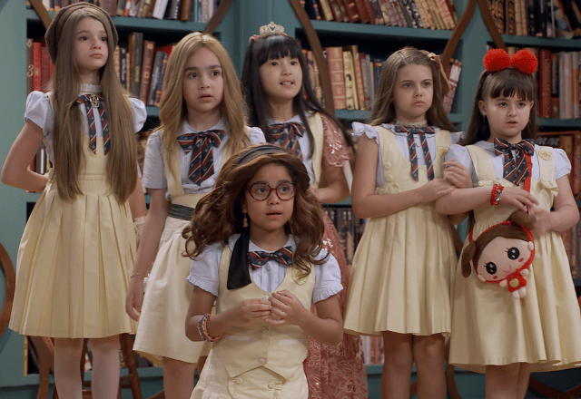 Todas as meninas na biblioteca
