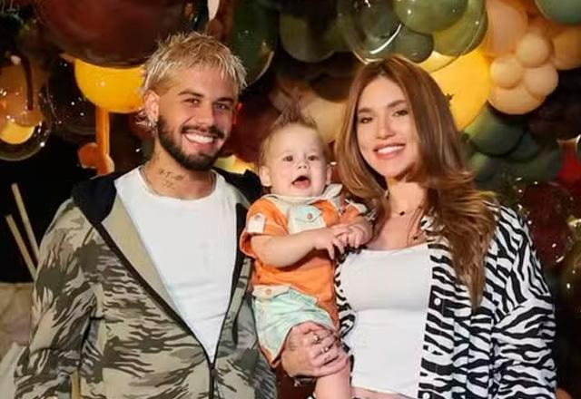 Zé Felipe, Virginia e José Leonardo posam juntos para foto.