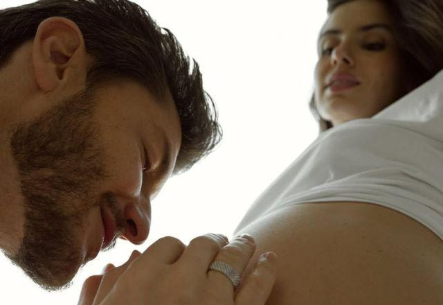 Camila Queiroz anuncia gravidez de Klebber Toledo: 'O amor da nossa vida'