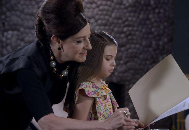 Norma mostra contrato para Flora