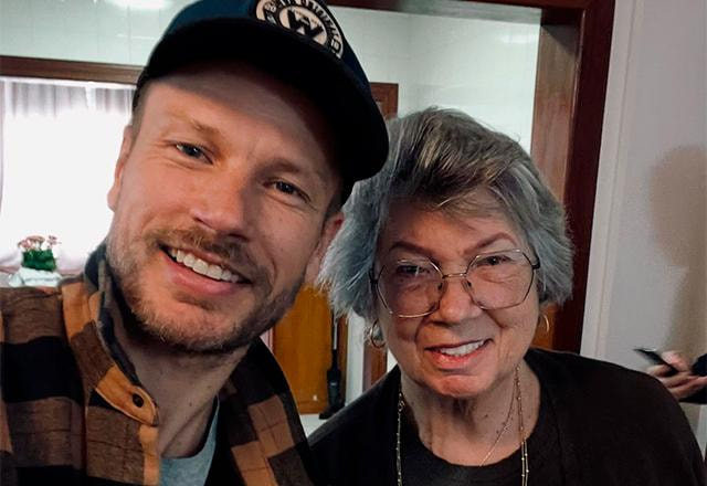 Rodrigo Hilbert ao lado da mãe, Suzete Hilbert