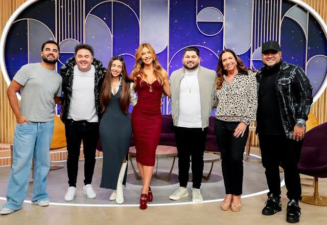 Lucas Guedez, Gui Santana, Nyvi Estephan, Virginia, Os Barões da Pisadinha e Margareth Serrão posam juntos para foto.