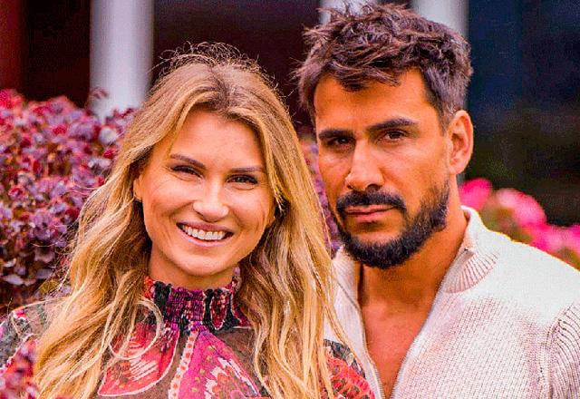 Júlio Rocha e Karoline Kleine Buckstegge posam juntos para foto.