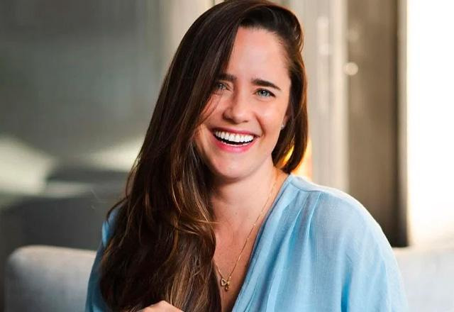 Fernanda Vasconcellos posa para foto.