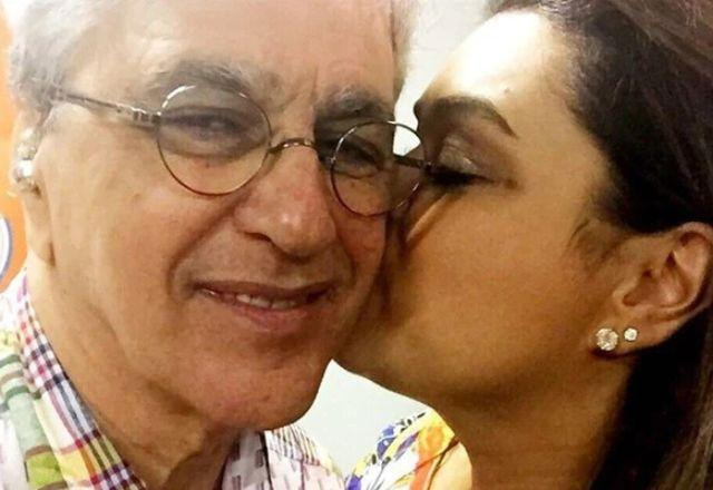 Preta Gil beija o rosto de Caetano Veloso