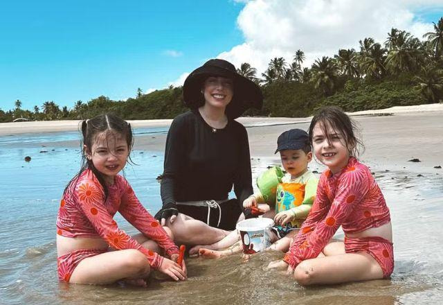 Fabiana Justus se emociona ao entrar no mar pela primeira vez após tratamento contra leucemia