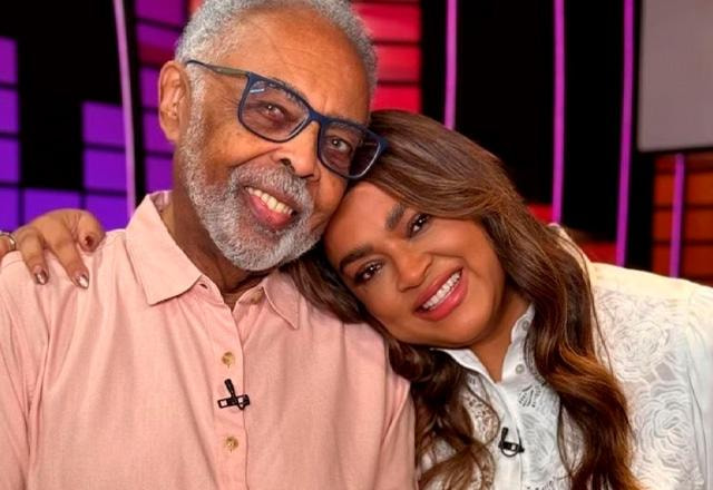 Gilberto Gil e Preta Gil posam juntos para foto.