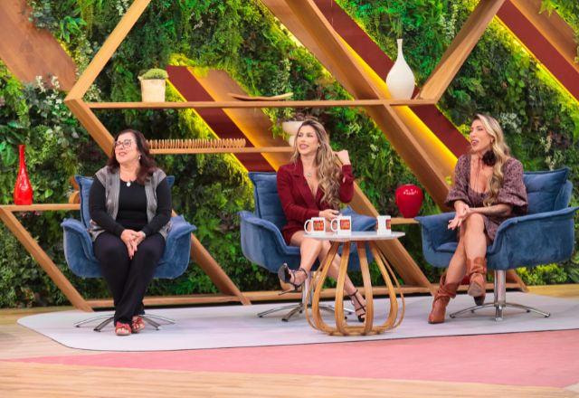 Ana Paula, Tati Minerato e a mãe, no palco do Casos de Família