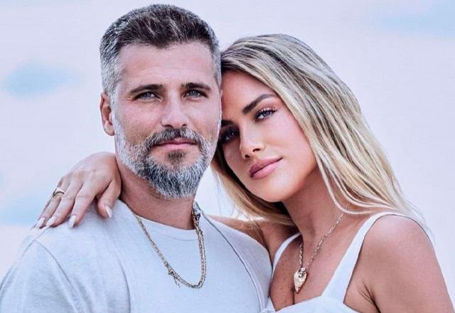Bruno Gagliasso e Giovanna Ewbank posam juntos para foto.