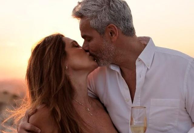 Flávia Alessandra e Otaviano Costa posam juntos para foto.