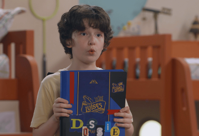 Felipe segurando o dossiê